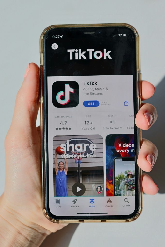 hånd, der holder en mobil telefon med tiktok ifbm. digital marketing